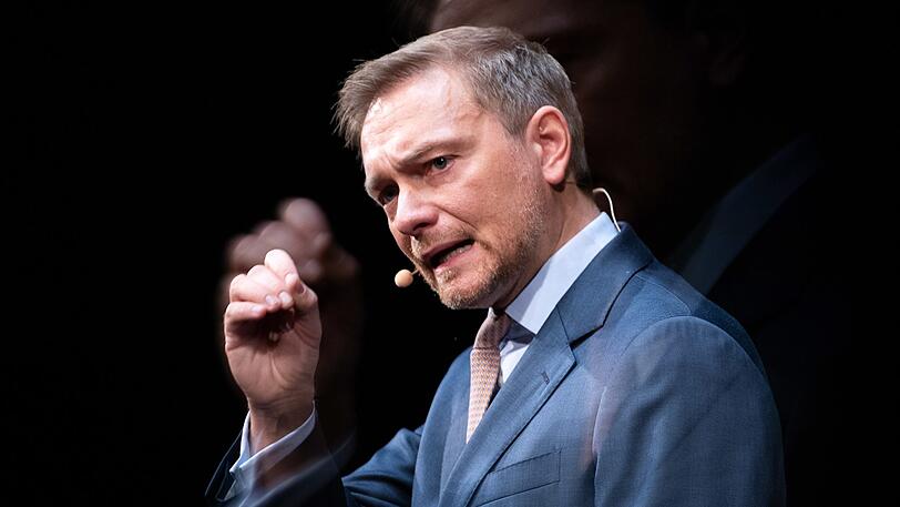 Starker Redner: Christian Lindner spricht während des Dreikönigstreffens der FDP in Stuttgart auf der Bühne.