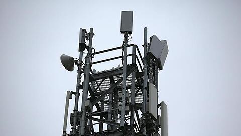 5G-Mobilfunkstation in Neuss: 5G steht für die fünfte Mobilfunkgeneration. Die Übertragungsrate ist etwa 100 Mal so hoch wie bei 4G (LTE).