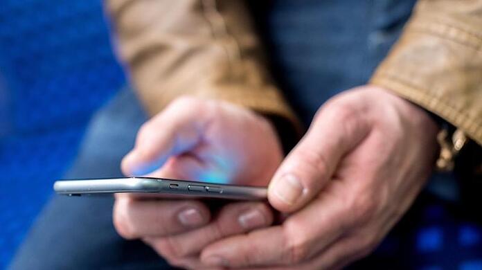 Der Mann hat sich am Smartphone als 15-jähriger Teenager ausgegeben. (Symbolbild)