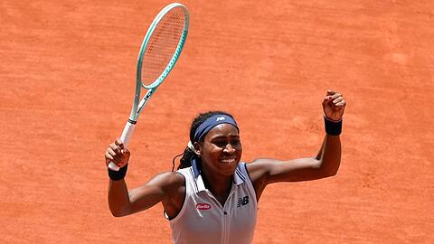 Coco Gauff feiert ihren Einzug ins Halbfinale der French Open.