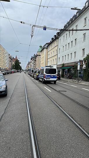 Polizeiwagen reihen sich am Einsatzort auf. Polizeiwagen reihen sich am Einsatzort auf.