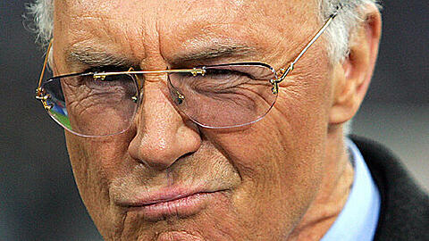 Der Ehrenpräsident des FC Bayern, Franz Beckenbauer sieht im Titelrennen um die Deutsche Meisterschaft auch Schalke 04 als ernsthaften Titelanwärter.