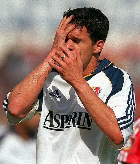Lerverkusen war so gut wie Meister im Jahr 2000. Doch ausgerechnet gegen Unterhaching verliert die Werkself das letzte Saisonspiel und die Meisterschaft an Bayern München. Michael Ballack erzielt dabei ein Eigentor.