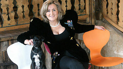 Der dreijährige Pinscher-Mischling Louis ist ein ständiger Begleiter der Kabarettistin Karin Engelhard.