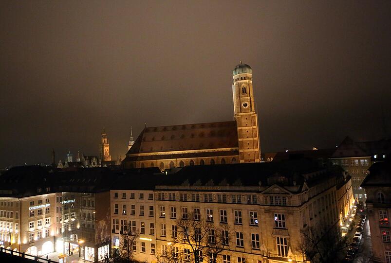 Das Hotel Bayerischer Hof befindet sich seit 175 Jahren im Besitz der Familie Volkhardt. Berühmte Architekten haben das Traditionsunternehmen zu einem 5-Sterne-Luxus-Hotel gestaltet mit 340 Zimmern, 65 Suiten, vielen Restaurants, Bars, Spa-Bereich, Dachgarten, PolarBar, Night Club und Ballsaal.