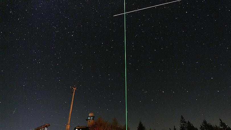 Warum ragt hier ein grüner Strahl in den Himmel? Abendzeitung München
