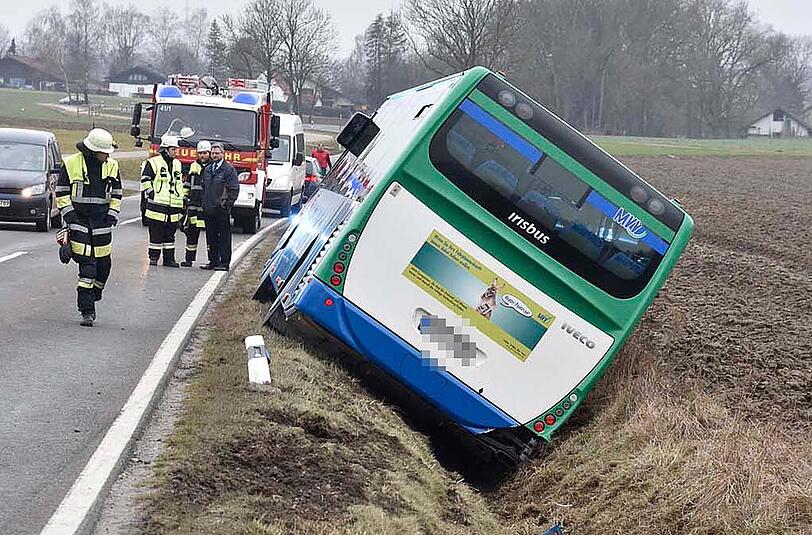 Der Linienbus kam zwischen Markt Schwaben und Gelting von der Straße ab und landete daraufhin in einem Straßengraben.