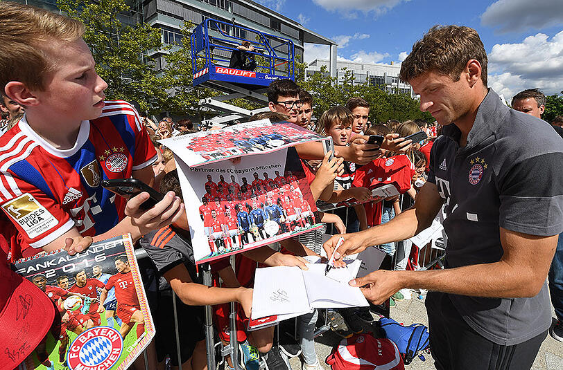 Auch Spaßvogel Thomas Müller ist für die Bayern-Anhänger da.
