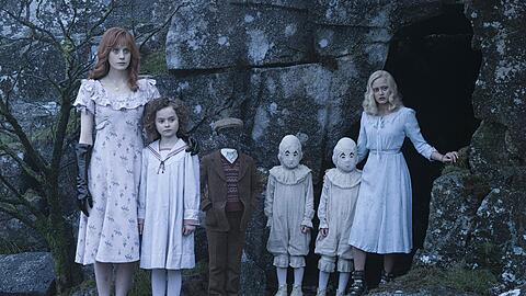 Olive (Lauren McCrostie, ganz links) und Emma (Ella Purnell, ganz rechts) zusammen mit anderen Kindern, die besondere Fähigkeiten besitzen.