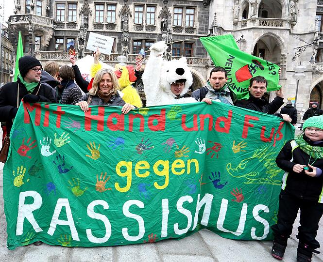 Die grünen Gegendemonstranten, unter ihnen OB-Kandidatin Sabine Nallinger.
