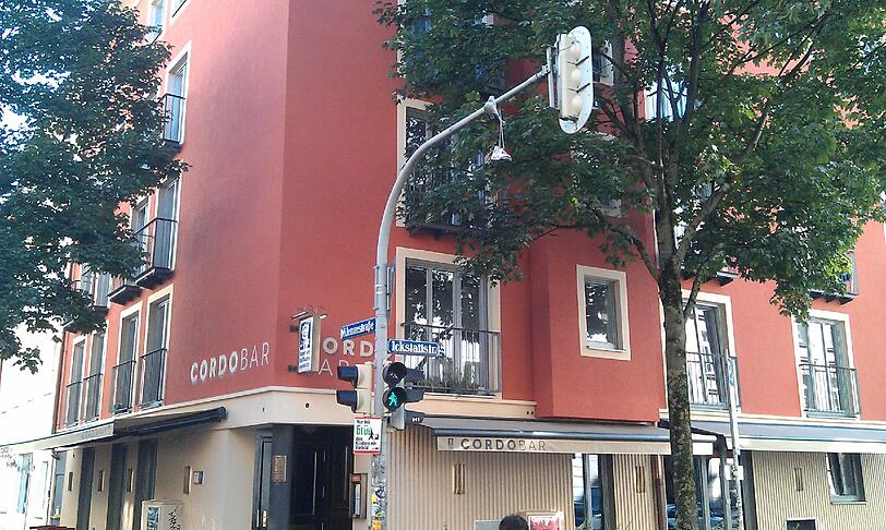 Über der Kreuzung Ickstattstraße/Klenzestraße hängt ein Paar Turnschuhe.