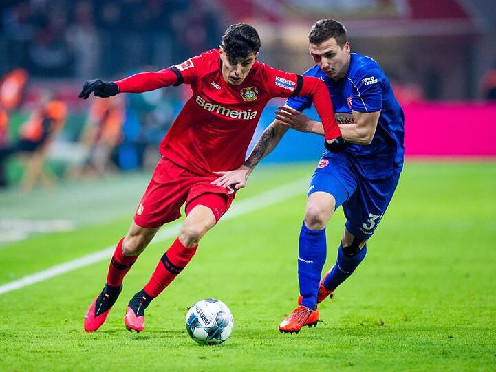 Leverkusens Kai Havertz (l) im Zweikampf mit Düsseldorfs Marcel Sobottka.