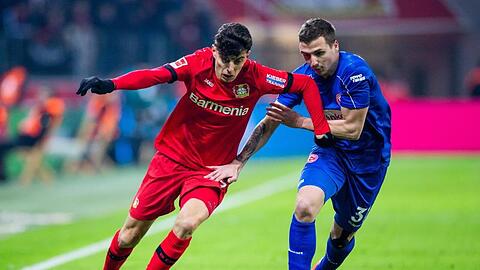 Leverkusens Kai Havertz (l) im Zweikampf mit Düsseldorfs Marcel Sobottka.