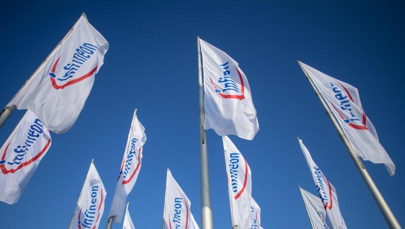 Flaggen mit dem Logo von Infineon wehen vor der Messe München im Wind. Foto: Matthias Balk/dpa/Archivbild Flaggen mit dem Logo von Infineon wehen vor der Messe München im Wind. Foto: Matthias Balk/dpa/Archivbild