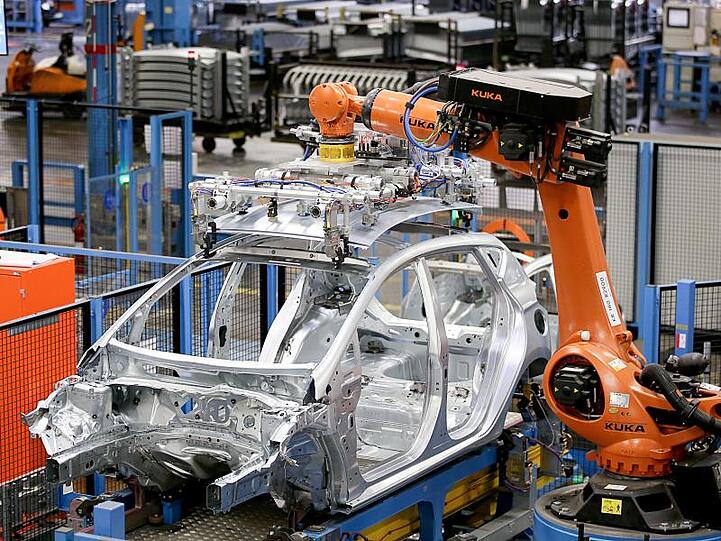 Roboter des Roboterbauers Kuka bauen. Foto: Oliver Berg/dpa