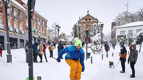 Ein Skifahrer in Aktion in der Stadt Mostoles.
