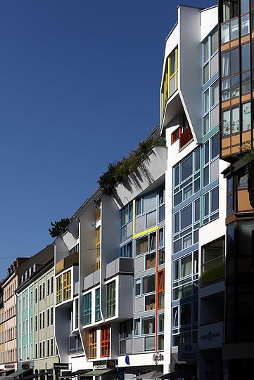 ...dann erstrahlt ein 70er-Jahre-Bau - wie hier die Amalienpassage.