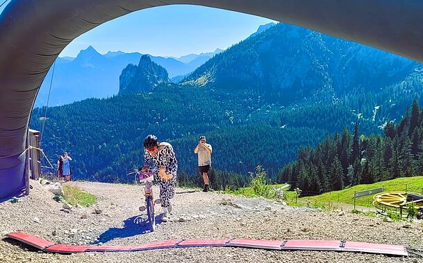 Mit letzter Kraft: Der neue Weltmeister Elias Keck aus Weitnau schleppt sich auf dem Breitenberg ins Ziel. Mit letzter Kraft: Der neue Weltmeister Elias Keck aus Weitnau schleppt sich auf dem Breitenberg ins Ziel.