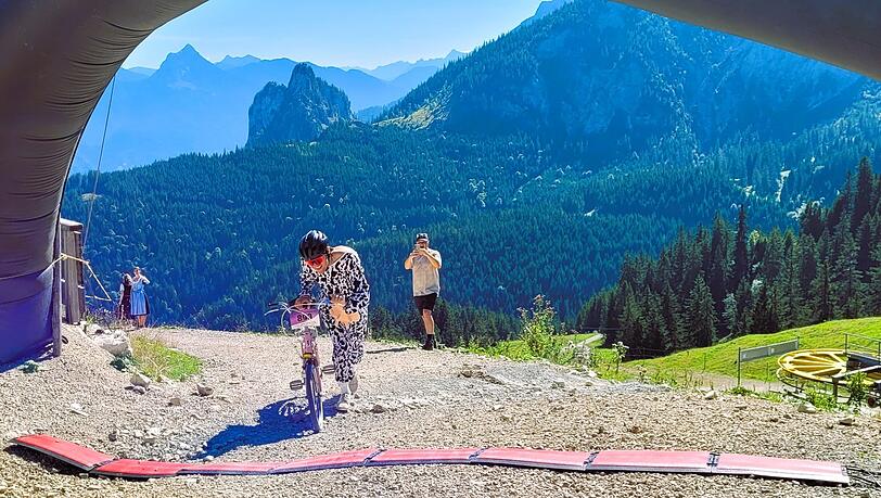 Mit letzter Kraft: Der neue Weltmeister Elias Keck aus Weitnau schleppt sich auf dem Breitenberg ins Ziel. Mit letzter Kraft: Der neue Weltmeister Elias Keck aus Weitnau schleppt sich auf dem Breitenberg ins Ziel.