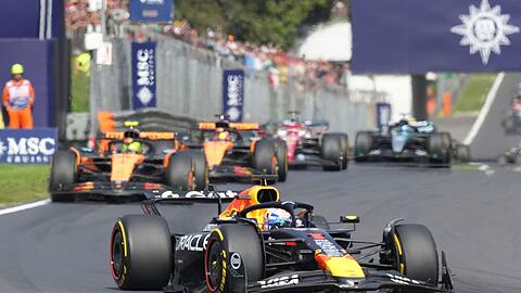 Nach seinem Manöver beim Start gab Verstappen kurz die Führung wieder her.