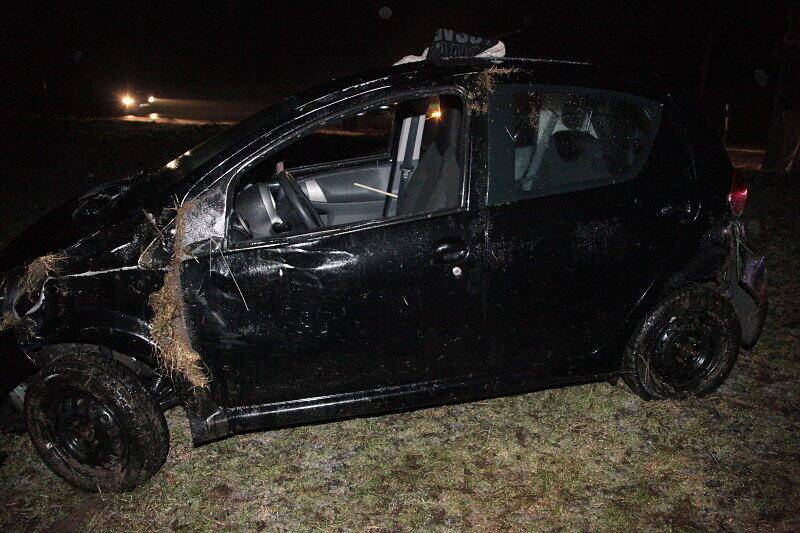 Auf spiegelglatter Fahrbahn hat sich am Sonntagmorgen bei Altötting ein Pkw überschlagen. Zwei Personen wurden dabei leicht verletzt. Die Bilder.
