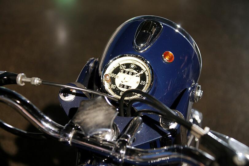 So viele schöne Autos und Motorräder: Das überwiegend männliche Publikum, das ins BMW-Museum gekommen ist, staunt andächtig.