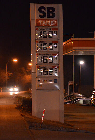An einer Tankstelle in Vilsbiburg ist ein Mann an einem Herzinfarkt verstoben. Die Bilder vom Polizeieinsatz