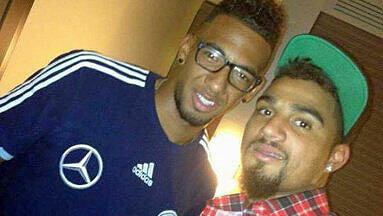 Der Schalker Kevin Prince hat Zeit seinen Bruder Jérôme Boateng (l.) beim DFB-Team in Düsseldorf zu besuchen. Der Schalker Kevin Prince hat Zeit seinen Bruder Jérôme Boateng (l.) beim DFB-Team in Düsseldorf zu besuchen.