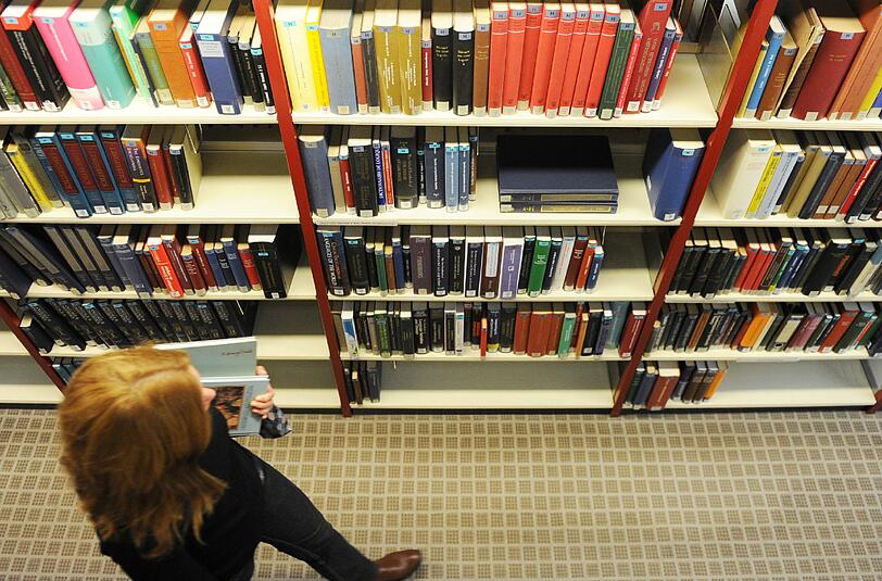 Stadtbibliotheken: Für jedes Medium, das Münchner sich ausleihen, zahlt die Stadt 2,99 Euro. Denn die Jahres-Betriebskosten liegen bei rund 43 Millionen Euro, über die Benutzergebühren kommen aber nur 3,8 Millionen zusammen. Zuschuss: 39 Millionen. Jahresgebühren 2016: 4 bis 20 Euro.