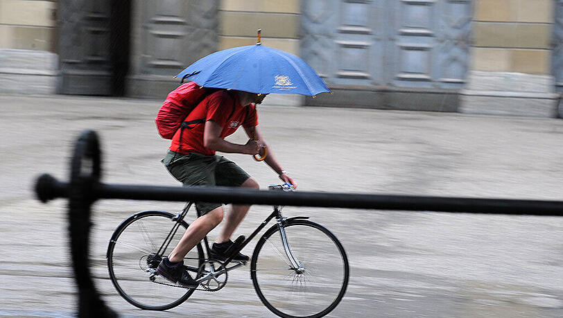 Aus dem Nichts kam der Regenguss. Der April hat München und Bayern am Mittwoch mit heftigen Gewittern überrascht. Aus dem Nichts kam der Regenguss. Der April hat München und Bayern am Mittwoch mit heftigen Gewittern überrascht.