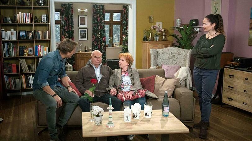 "Rote Rosen": Ben und Tina sind überrascht, als Bens Eltern Claudia und Willi unverhofft zu Besuch kommen.