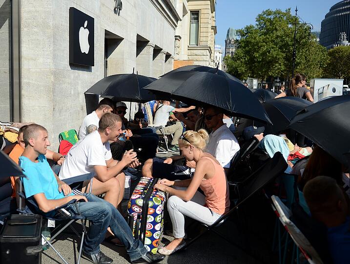 Auch vor dem Apple-Store in Berlin haben Ungeduldige ihre Campingstühle mitgebracht.
