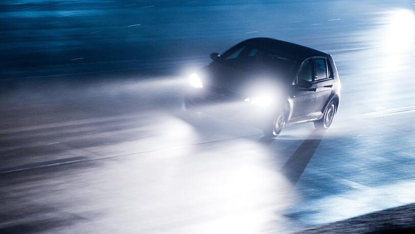 Mitten in der Nacht übersieht eine betrunkene Frau ein Auto und wird schwer verletzt. (Symbolbild)