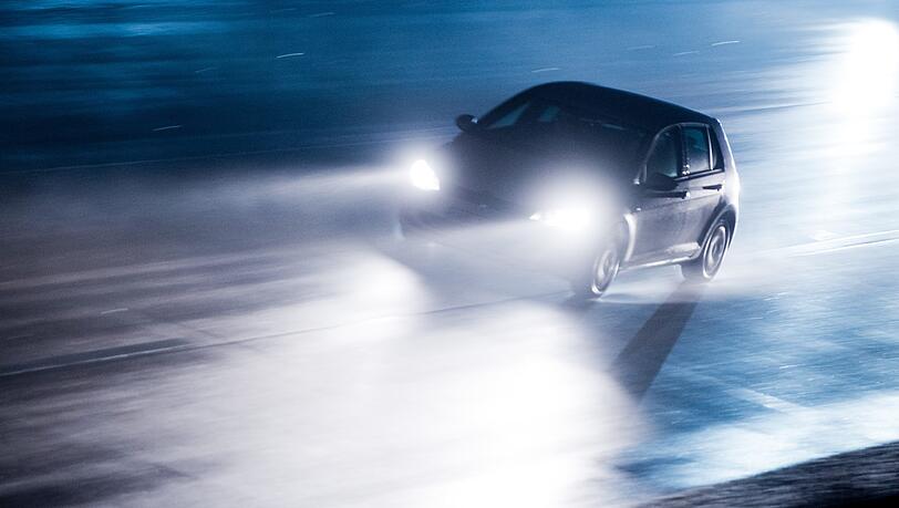 Mitten in der Nacht übersieht eine betrunkene Frau ein Auto und wird schwer verletzt. (Symbolbild) Mitten in der Nacht übersieht eine betrunkene Frau ein Auto und wird schwer verletzt. (Symbolbild)