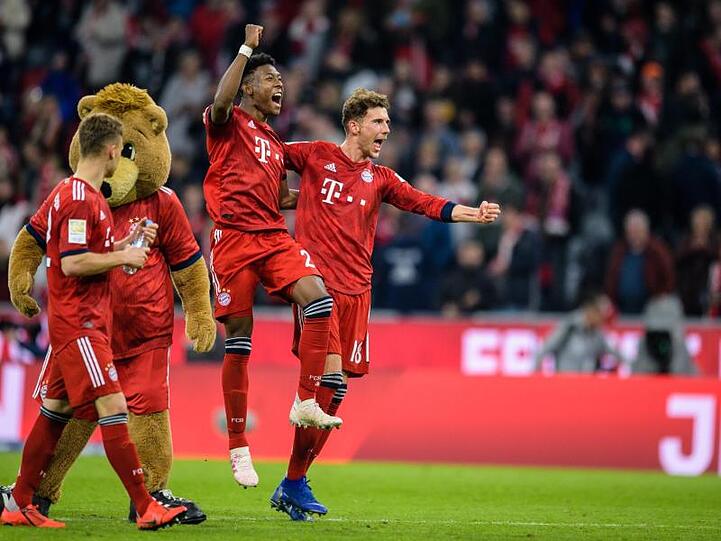 Die Spieler des FC Bayern München feiern den klaren Sieg über Borussia Dortmund.