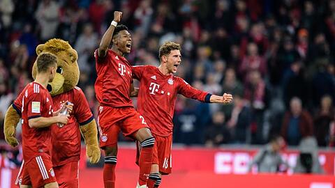 Die Spieler des FC Bayern München feiern den klaren Sieg über Borussia Dortmund.