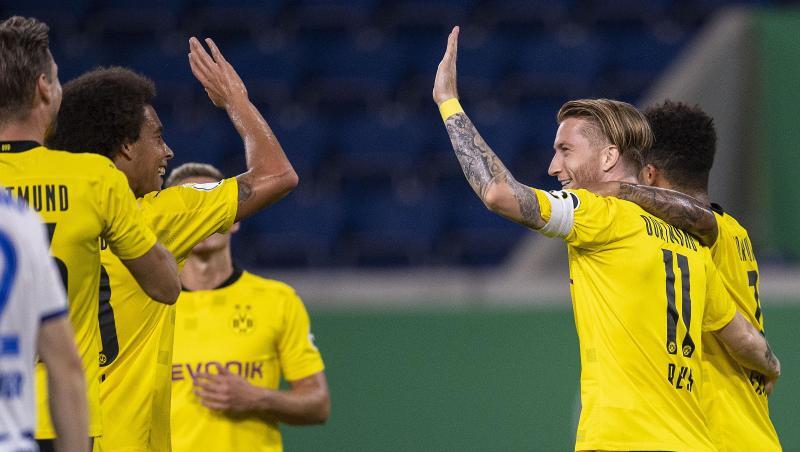 BVB-Torschütze Marco Reus (2. v.r.) setzte sich bei seinem Pflichtspiel-Comeback problemlos mit Dortmund in Duisburg durch.