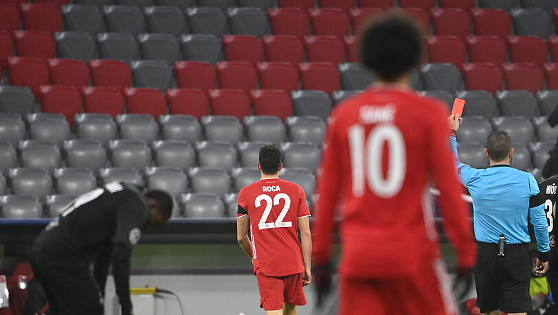 Orel Grinfeeld zeigt Münchens Marc Roca (22) die rote Karte.