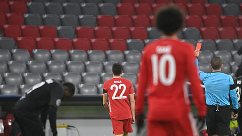 Orel Grinfeeld zeigt Münchens Marc Roca (22) die rote Karte.