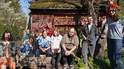 Hier ist nie einer allein zu Haus, aber nicht immer sind alle da. Fürs AZ-Foto versammelt sich die WG am Lieblings-Sonnenplatz im Garten.