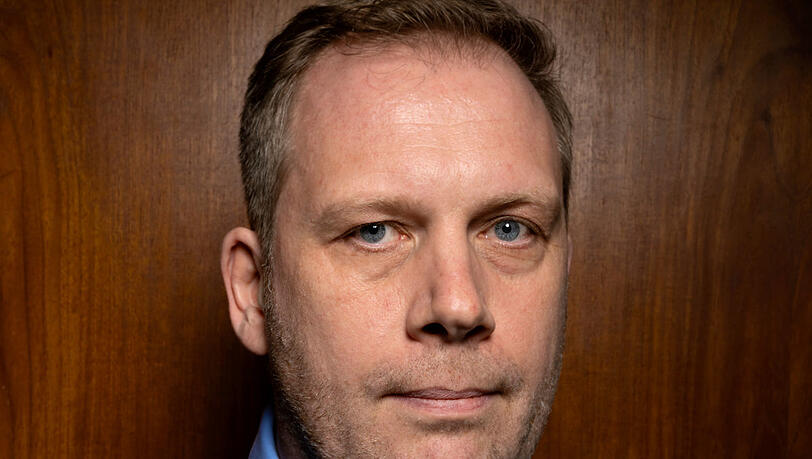 Steven Derix: Der Journalist der niederländischen Zeitung "nrc Handelsblad" war von 2014 bis 2020 Korrespondent für Russland, die Ukraine und Belarus. Gerade hat er gemeinsam mit einer Kollegin eine Selenskyj- Biografie veröffentlicht. Steven Derix: Der Journalist der niederländischen Zeitung "nrc Handelsblad" war von 2014 bis 2020 Korrespondent für Russland, die Ukraine und Belarus. Gerade hat er gemeinsam mit einer Kollegin eine Selenskyj- Biografie veröffentlicht.