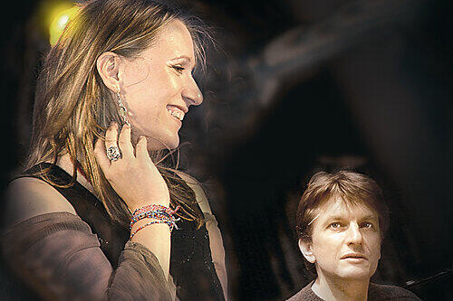 Interpretieren Evergreens von den Beatles bis Hendrix: Lisa Stern und Michael Langer.