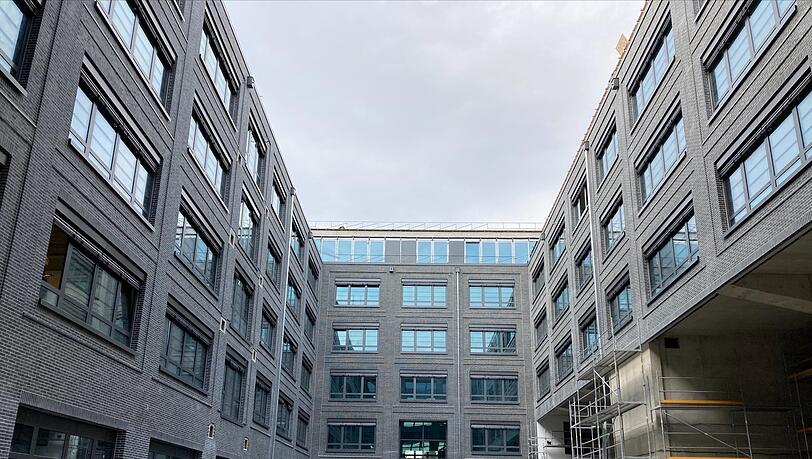 Der Industriecharakter der Umgebung soll mit der loftartigen Gestaltung aufgegriffen werden.