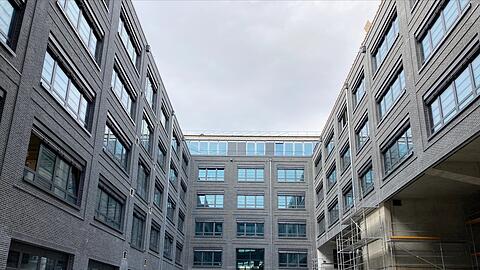 Der Industriecharakter der Umgebung soll mit der loftartigen Gestaltung aufgegriffen werden.
