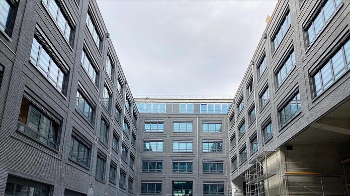 Der Industriecharakter der Umgebung soll mit der loftartigen Gestaltung aufgegriffen werden.