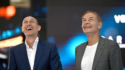 Volkswagen-Chef Oliver Blume (r) und Volkswagen-Vorstandmitglied für China, Ralf Brandstätter, in Shanghai. Der Konzern investiert trotz Schwierigkeiten viel Geld in die neue Technologie.