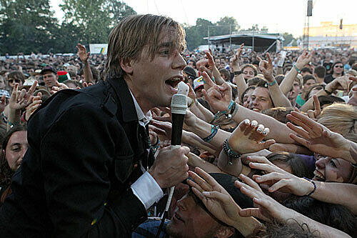 Pelle Almqvist, der Sänger der schwedischen Band The Hives, lässt sich feiern