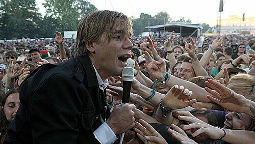 Pelle Almqvist, der Sänger der schwedischen Band The Hives, lässt sich feiern Pelle Almqvist, der Sänger der schwedischen Band The Hives, lässt sich feiern