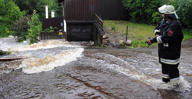Hochwasser in Bayern und München halten die Einsatzkräfte in Atem. Die Bilder