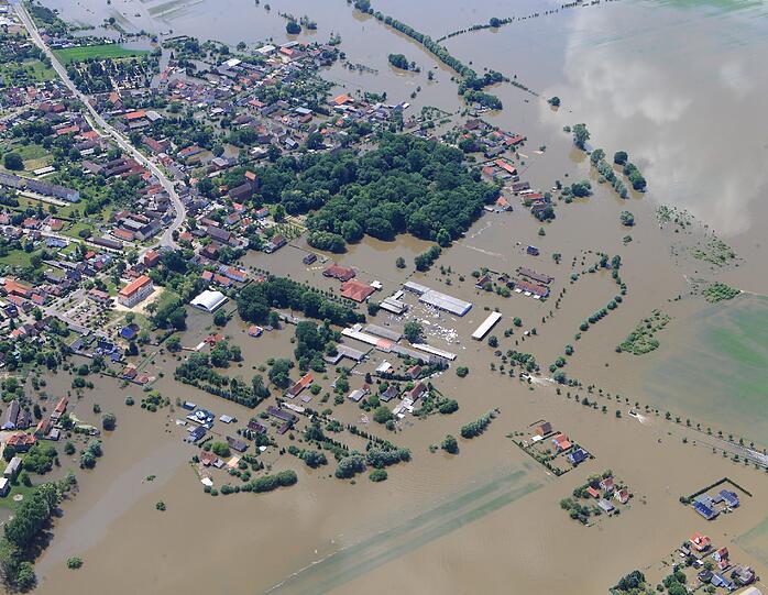 Deichbruch bei Fischbeck in Sachsen-Anhalt - Aktuelle Bilder vom Hochwasser